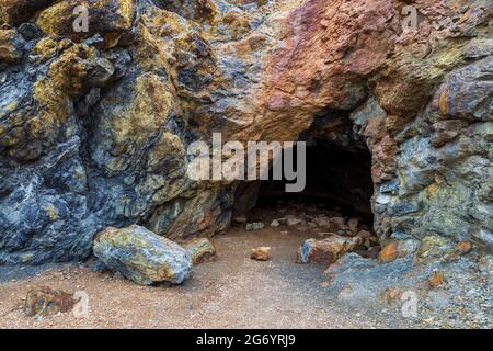 Une grotte dans la mine Great Opencast de Cary's Mountain, Anglesey, au nord du pays de Galles Banque D'Images