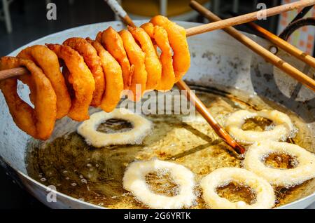 Dessert péruvien traditionnel : Picarones fait de la crème de la pomme de terre douce et de la farine de blé. Banque D'Images