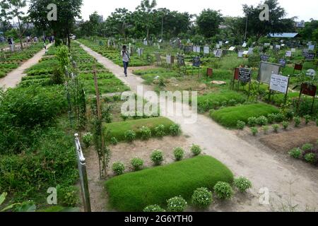 Dhaka, Bangladesh. 09e juillet 2021. Une vue générale du cimetière de Rayer Bazar pour les victimes de la cavid-19 à Dhaka, au Bangladesh, le 9 juillet 2021 crédit: Mamunur Rashid/Alamy Live News Banque D'Images