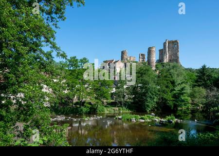 Herisson étiqueté petite ville de caractère, vue sur le castel des Ducs de Bourbon et la rivière Aumance, département de l'Allier, Auvergne-Rhône-Alpes, France Banque D'Images