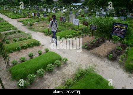 Dhaka, Bangladesh. 09e juillet 2021. Une vue générale du cimetière de Rayer Bazar pour les victimes de la cavid-19 à Dhaka, au Bangladesh, le 9 juillet 2021 crédit: Mamunur Rashid/Alamy Live News Banque D'Images