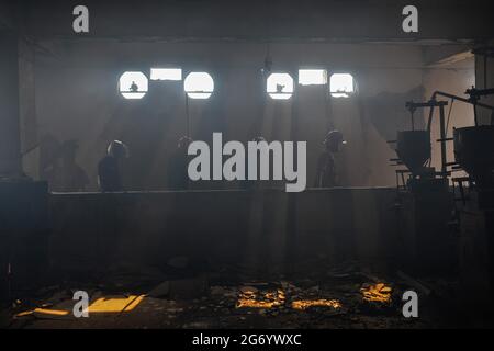 Narayanganj, Bangladesh. 09e juillet 2021. Les pompiers inspectent l'usine de Hashem Foods Ltd après qu'un incendie a éclaté à Rupganj, dans le district de Narayanganj, à la périphérie de Dhaka. Au moins 52 personnes ont été tuées, 25 autres blessées et beaucoup sont craints piégés après un incendie massif qui a fait rage dans une usine, la cause de l'incendie qui a commencé au rez-de-chaussée d'un bâtiment de plusieurs étages de l'usine n'est pas encore connue. (Photo de Zabed Hasnain Chowdhury/SOPA Images/Sipa USA) crédit: SIPA USA/Alay Live News Banque D'Images