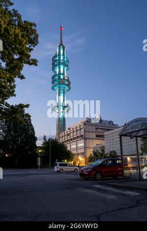 Helsinki / Finlande - 8 JUILLET 2021 : vue depuis un parking avec une tour de télévision éclairée. Banque D'Images