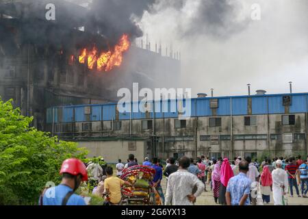 Narayanganj, Bangladesh . 09e juillet 2021. Quarante-neuf cadavres ont été récupérés après un incendie massif qui a fait rage vendredi après-midi dans une usine de Hashem Food and Beverage Ltd., dans la région de Karnagop, à Rupganj, à Narayanganj. L'incendie a éclaté au rez-de-chaussée du bâtiment de six étages vers 5:00 jeudi. Bangladesh, le 9 juillet 2021. Photo de Kanti Das Suvra/ABACAPRESS.COM crédit: Abaca Press/Alay Live News Banque D'Images