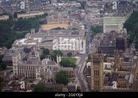 Vue aérienne de Whitehall à Westminster, Londres, du Palais de Westminster (en bas à droite) à Trafalgar Square (à l'arrière). Date de la photo : vendredi 9 juillet 2021. Banque D'Images