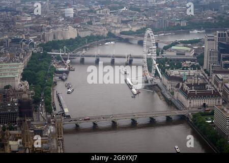 Vue aérienne des ponts de Westminster, Hungerford et Waterloo sur la Tamise à Westminster, Londres. Date de la photo : vendredi 9 juillet 2021. Banque D'Images