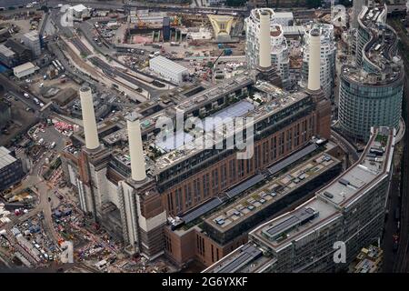 Vue aérienne de la centrale électrique de Battersea et du développement des neuf Elms à Vauxhall, Londres. Date de la photo : vendredi 9 juillet 2021. Banque D'Images