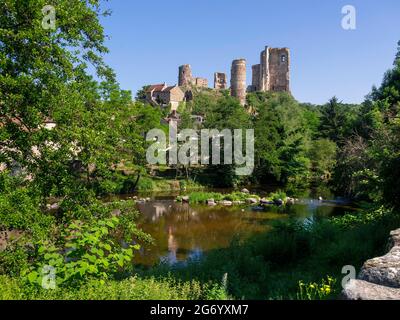 Herisson désigné "petite Cité de Caractère". Vue sur le castel des Ducs de Bourbon et la rivière Aumance. Allier. Auvergne Rhône Alpes. France, vue Banque D'Images