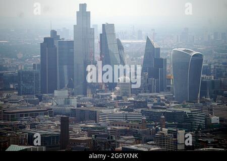 Une vue aérienne de la ville de Londres, y compris le bâtiment Leadenhall, le Gherkin, 20 Fenchurch Street, 22 Bishopsgate et le Scalpel. Date de la photo : vendredi 9 juillet 2021. Banque D'Images