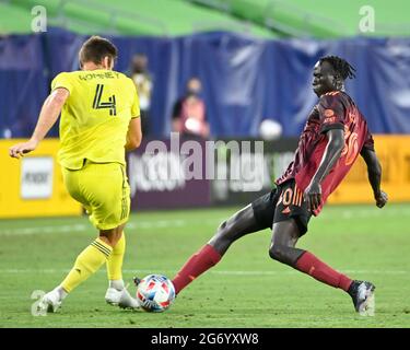 Nashville, Tennessee, États-Unis. 08 juillet 2021. L'avant d'Atlanta, Machop Chol (30), et le défenseur de Nashville, Dave Romney (4), travaillent pour le contrôle du ballon pendant le match MLS entre Atlanta United et Nashville SC au Nissan Stadium de Nashville, TN. Kevin Langley/CSM/Alamy Live News Banque D'Images