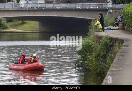 Maidstone, Kent, Royaume-Uni. 9 juillet 2021. Un grand nombre de services d'urgence assistent à un incident dans le centre de Maidstone, se concentrant sur la rivière Medway où un homme aurait sauté d'un pont dans le centre-ville. Un hélicoptère, un drone, une unité de soins intensifs et une recherche et sauvetage aquatiques ont été déployés en milieu d'après-midi. [Mise à jour 10/07: Le corps d'un homme a malheureusement été récupéré ce matin. La mort n'est pas considérée comme suspecte] Credit: Phil Robinson/Alamy Live News Banque D'Images