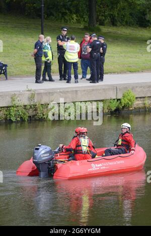 Maidstone, Kent, Royaume-Uni. 9 juillet 2021. Un grand nombre de services d'urgence assistent à un incident dans le centre de Maidstone, se concentrant sur la rivière Medway où un homme aurait sauté d'un pont dans le centre-ville. Un hélicoptère, un drone, une unité de soins intensifs et une recherche et sauvetage aquatiques ont été déployés en milieu d'après-midi. [Mise à jour 10/07: Le corps d'un homme a malheureusement été récupéré ce matin. La mort n'est pas considérée comme suspecte] Credit: Phil Robinson/Alamy Live News Banque D'Images