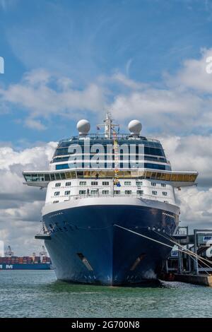 grand navire de croisière à côté d'un quai dans le port de southampton docks, royaume-uni Banque D'Images