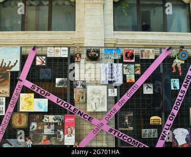 Gros plan de l'installation permanente « mur de poupées et d'art » sur la place de Ferrari contre la violence envers les femmes, Ligurie, Italie Banque D'Images