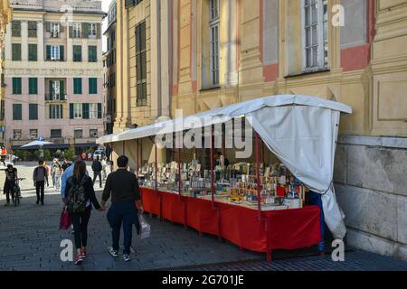 Un stand de livre de la rue marché de livre d'occasion d'un côté du Palais Ducal sur la place de Ferrari avec des gens en été, Gênes, Ligurie, Italie Banque D'Images