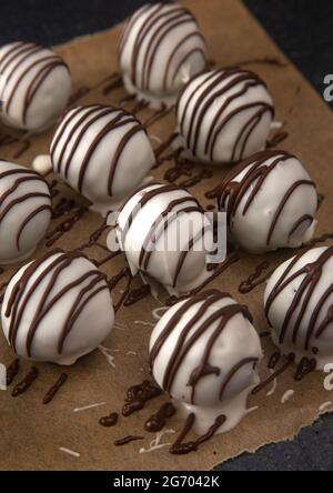 Fabrication de truffes enrobées de bonbons maison avec chocolat blanc et garniture au chocolat Banque D'Images