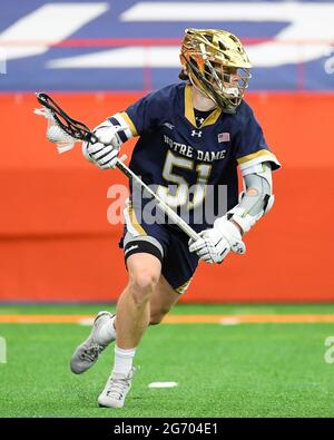 Syracuse, New York, États-Unis. 03ème avril 2021. Notre Dame lutte contre l'attackman irlandais Pat Kavanagh (51) s'oppose au but contre l'orange de Syracuse lors de la première moitié d'un match de crosse NCAA pour hommes le samedi 3 avril 2021 au Carrier Dome à Syracuse, New York. Notre Dame a gagné 18-11. Riche Barnes/CSM/Alay Live News Banque D'Images