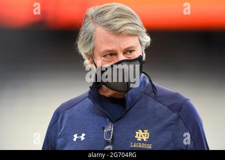 Syracuse, New York, États-Unis. 03ème avril 2021. Kevin Corrigan, entraîneur-chef irlandais de combat de notre Dame, regarde avant un match de crosse de la NCAA contre l'orange de Syracuse le samedi 3 avril 2021 au Carrier Dome à Syracuse, New York. Notre Dame a gagné 18-11. Riche Barnes/CSM/Alay Live News Banque D'Images