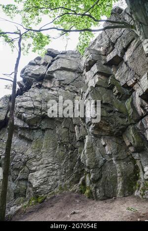 Rochers dans les montagnes Sokole en Pologne. Banque D'Images