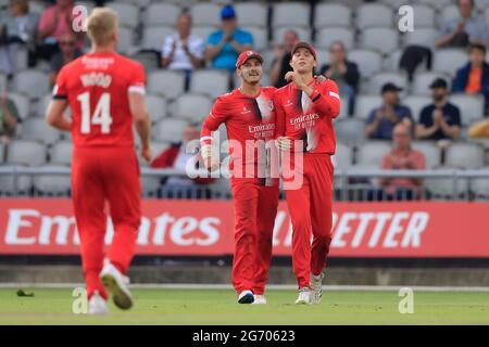 Manchester, Royaume-Uni. 09e juillet 2021. Tom Hartley batting pour Lancashire Lightning est félicité après avoir tenu une prise pour licencier Saif Zaib de Northampton Steelbacks à Manchester, Royaume-Uni, le 7/9/2021. (Photo de Conor Molloy/News Images/Sipa USA) crédit: SIPA USA/Alay Live News Banque D'Images