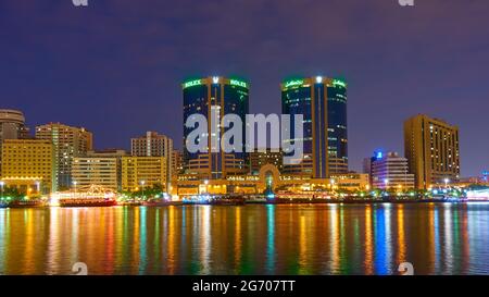 Dubaï, Émirats Arabes Unis - 29 janvier 2020 : la crique et la Deira dans la ville de Dubaï la nuit, Émirats Arabes Unis Banque D'Images