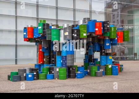 Nuremberg, Allemagne - 17 mai 2016: - sculpture contemporaine de fûts d'huile vides colorés à côté du musée Neues de Nuremberg Banque D'Images