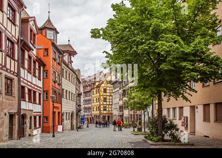 Nuremberg, Allemagne - 17 mai 2016 : rue de Nuremberg avec de vieilles maisons à colombages Banque D'Images