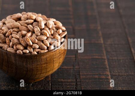 Un bol de haricots Pinto sur une table rustique en bois Banque D'Images