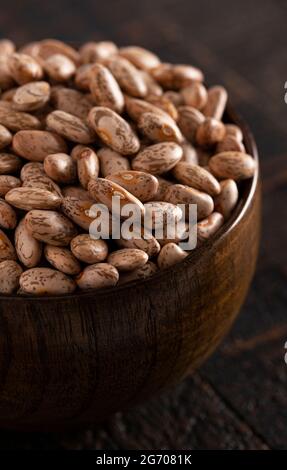 Un bol de haricots Pinto sur une table rustique en bois Banque D'Images