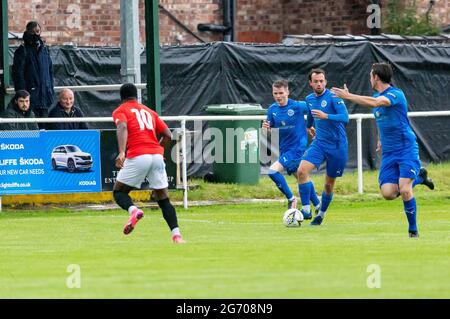 Warrington Rylands 1906 FC a accueilli le FC United de Manchester lors de leur premier match de football pré-saison de la saison 2021-2022 Banque D'Images