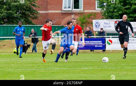 Warrington Rylands 1906 FC a accueilli le FC United de Manchester lors de leur premier match de football pré-saison de la saison 2021-2022 Banque D'Images