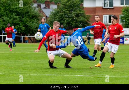 Warrington Rylands 1906 FC a accueilli le FC United de Manchester lors de leur premier match de football pré-saison de la saison 2021-2022 Banque D'Images