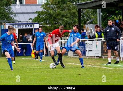 Warrington Rylands 1906 FC a accueilli le FC United de Manchester lors de leur premier match de football pré-saison de la saison 2021-2022 Banque D'Images