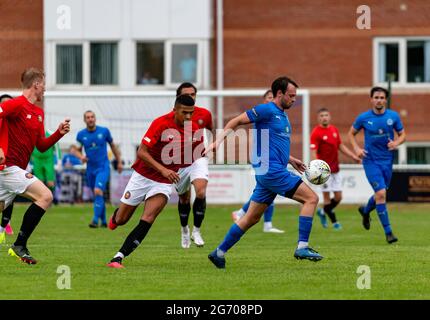 Warrington Rylands 1906 FC a accueilli le FC United de Manchester lors de leur premier match de football pré-saison de la saison 2021-2022 Banque D'Images