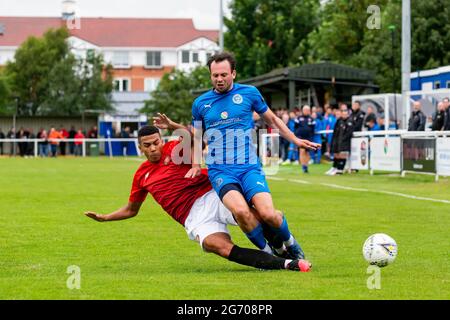 Warrington Rylands 1906 FC a accueilli le FC United de Manchester lors de leur premier match de football pré-saison de la saison 2021-2022 Banque D'Images