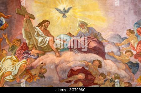 VIENNE, AUSTIRA - JULI 5, 2021: La fresque de la Sainte Trinité à Jesuitenkirche - l'église des Jésuites de Andrea Pozzo à partir du début de 18. Cent. Banque D'Images