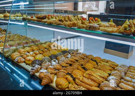 Pâtisseries MAROCAINES exposées dans une boutique de confiserie au MAROC Banque D'Images