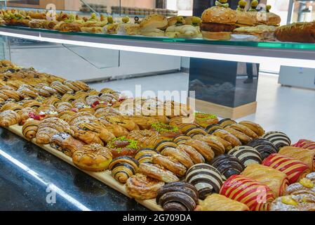 Pâtisseries MAROCAINES exposées dans une boutique de confiserie au MAROC Banque D'Images