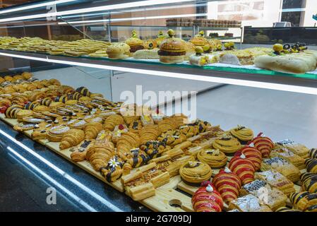 Pâtisseries MAROCAINES exposées dans une boutique de confiserie au MAROC Banque D'Images