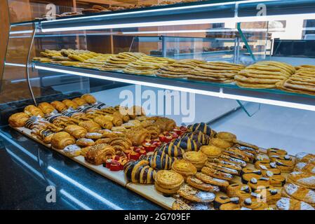 Pâtisseries MAROCAINES exposées dans une boutique de confiserie au MAROC Banque D'Images