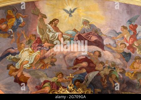 VIENNE, AUSTIRA - JULI 5, 2021: La fresque de la Sainte Trinité à Jesuitenkirche - l'église des Jésuites de Andrea Pozzo à partir du début de 18. Cent. Banque D'Images