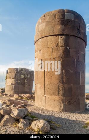 Ruines de tours funéraires à Sillustani, Pérou Banque D'Images