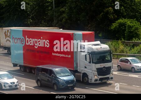 Iver, Buckinghamshire, Royaume-Uni. 9 juillet 2021. Un camion Home Bargains sur la M25. La circulation sur la M25 était dense cet après-midi et des limites de vitesse variables étaient en vigueur. Autoroutes l'Angleterre prévoit de convertir les jonctions 10 t0 16 de la M25 en une autoroute intelligente qui signifie enlever l'épaule dure. La construction devrait commencer en 2022 . Crédit : Maureen McLean/Alay Live News Banque D'Images