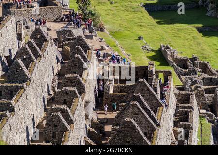 MACHU PICCHU, PÉROU - 18 MAI 2015 : les touristes visitent les ruines de Machu Picchu, Pérou Banque D'Images