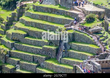 MACHU PICCHU, PÉROU - 18 MAI 2015 : foules de visiteurs aux ruines de Machu Picchu, Pérou. Banque D'Images