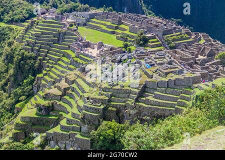 MACHU PICCHU, PÉROU - 18 MAI 2015 : foules de visiteurs aux ruines de Machu Picchu, Pérou. Banque D'Images