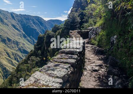 Sentier étroit de l'Inca près des ruines de Machu Picchu, Pérou. Banque D'Images