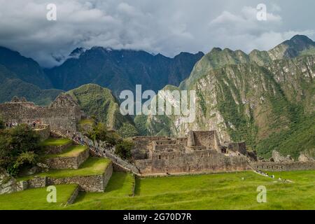 MACHU PICCHU, PÉROU - 18 MAI 2015 : foules de visiteurs aux ruines de Machu Picchu, Pérou. Banque D'Images