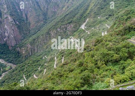 Des épingles à cheveux tournent sur une route vers les ruines de Machu Picchu, Pérou Banque D'Images