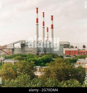 Centrale électrique avec cheminées, vue depuis le pont Ed Koch Queensboro, New York Banque D'Images